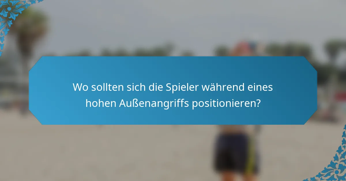 Wo sollten sich die Spieler während eines hohen Außenangriffs positionieren?